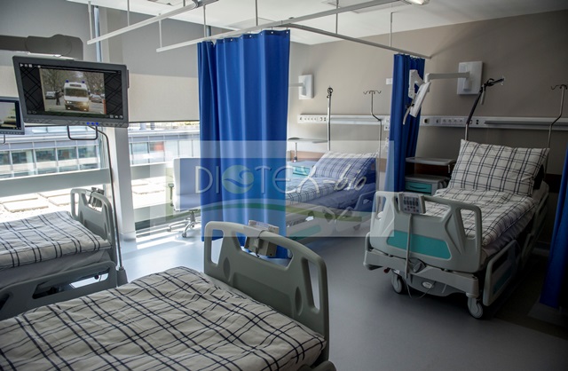 Antibakteriális, lángmentes elválasztĂł fĂĽggöny, klinikai karnisrendszer_Diotex-Bio Kft függesztett ágyelválasztó karnisrendszer kórházba